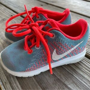 Toddler Nikes - Like new - Size 5c